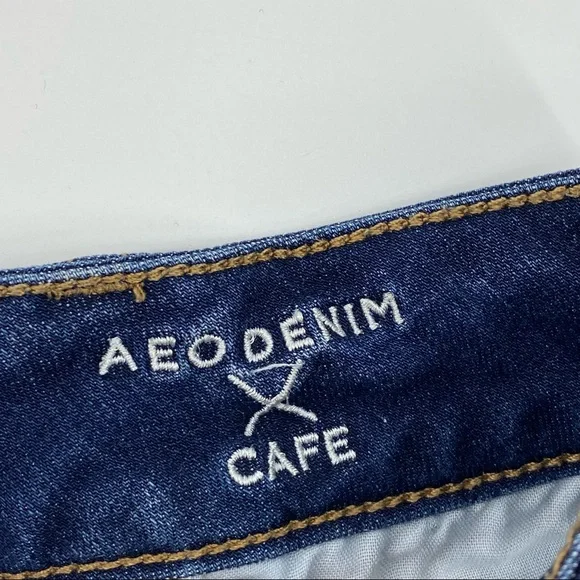 AEO Midi Super Super Stretch Denim X Cafe Cut Off Raw Hem Low Rise Shorts Size 4 - Picture 5 of 5